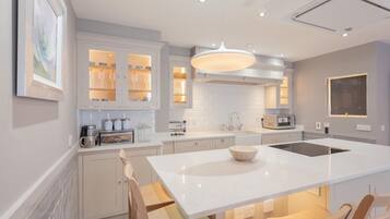 Apartment, Ensuite (Large 4-Bedroom) | Shared kitchen