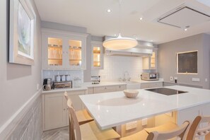 Apartment, Ensuite (Large 4-Bedroom) | Shared kitchen - Central Belfast Apartments: Alfred Street (Belfast)