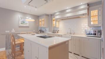 Apartment, Ensuite (Large 4-Bedroom) | Shared kitchen
