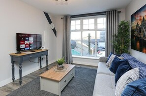 Apartamento superior, baño privado | Salón