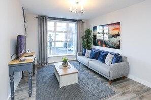 Apartamento superior, baño privado | Salón