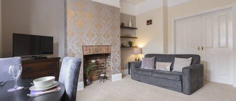 Departamento, 2 habitaciones (Triple Sleeper Bunk Bed) | Área de sala de estar | Televisión de pantalla plana y reproductor de DVD