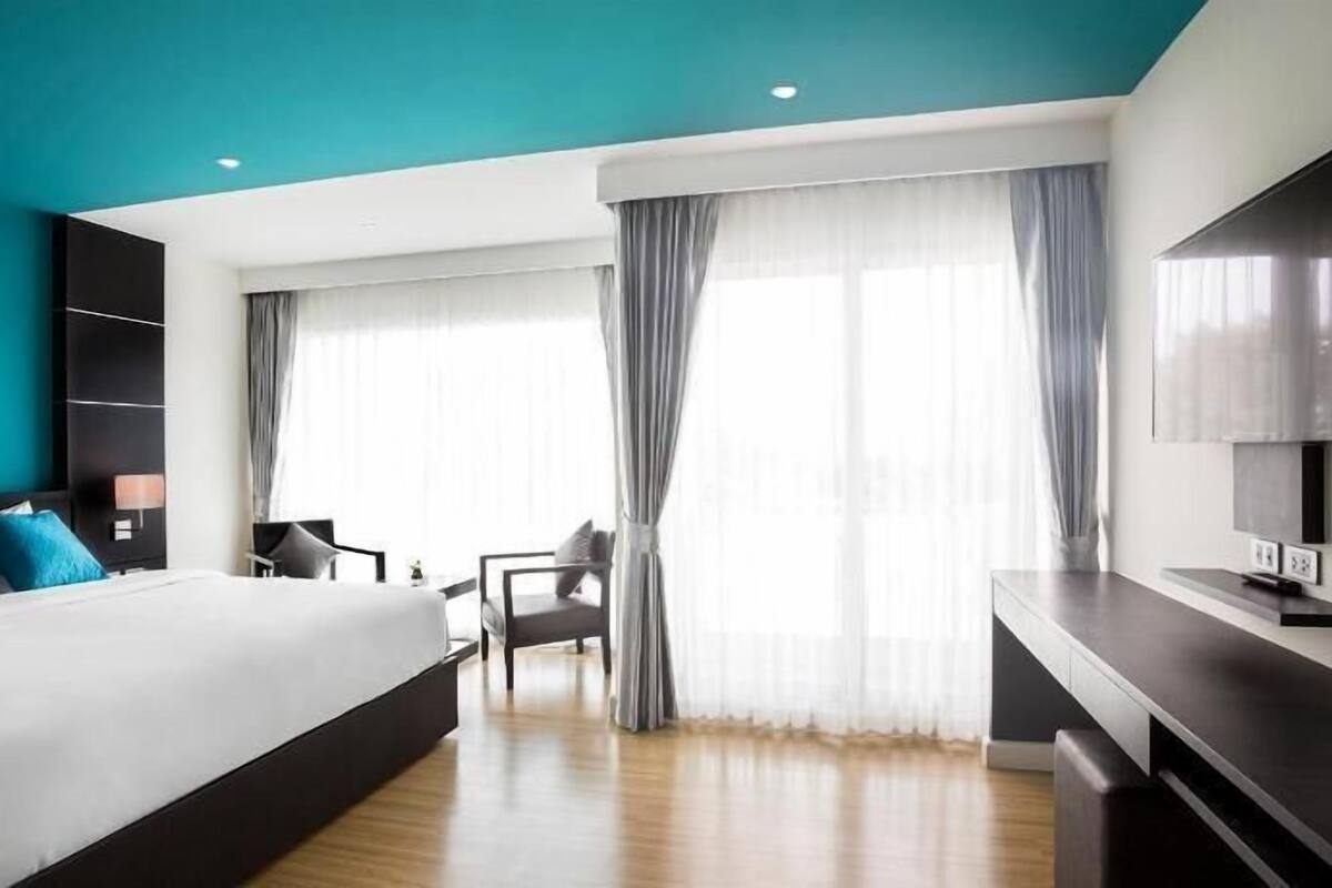 Premium bedding, minibar, in-room safe, blackout drapes