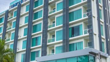 Vista frontal de la propiedad