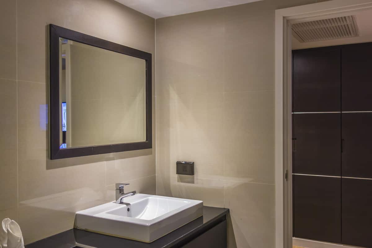 deluxe room | bathroom sink