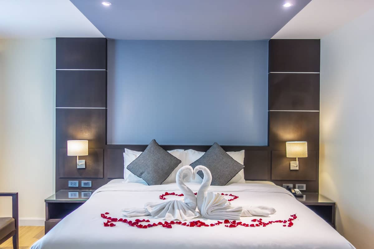 deluxe room | 1 bedroom, premium bedding, minibar, in-room safe