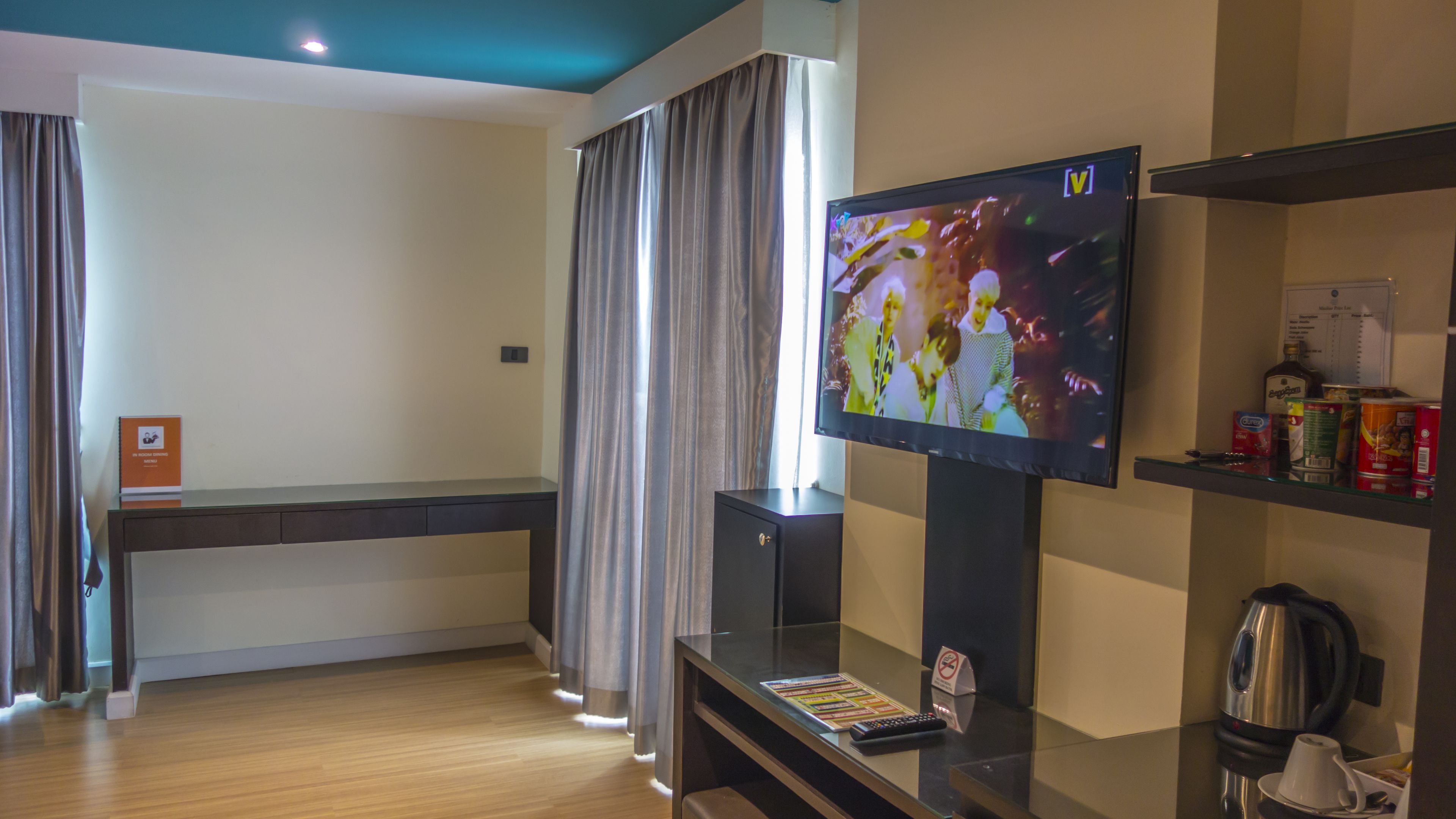 premier room, city view | living area | flat-screen tv, dvd player