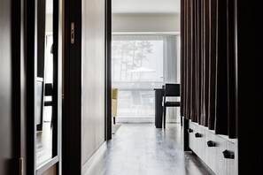 Escritorio, sistema de insonorización y tabla de planchar con plancha 