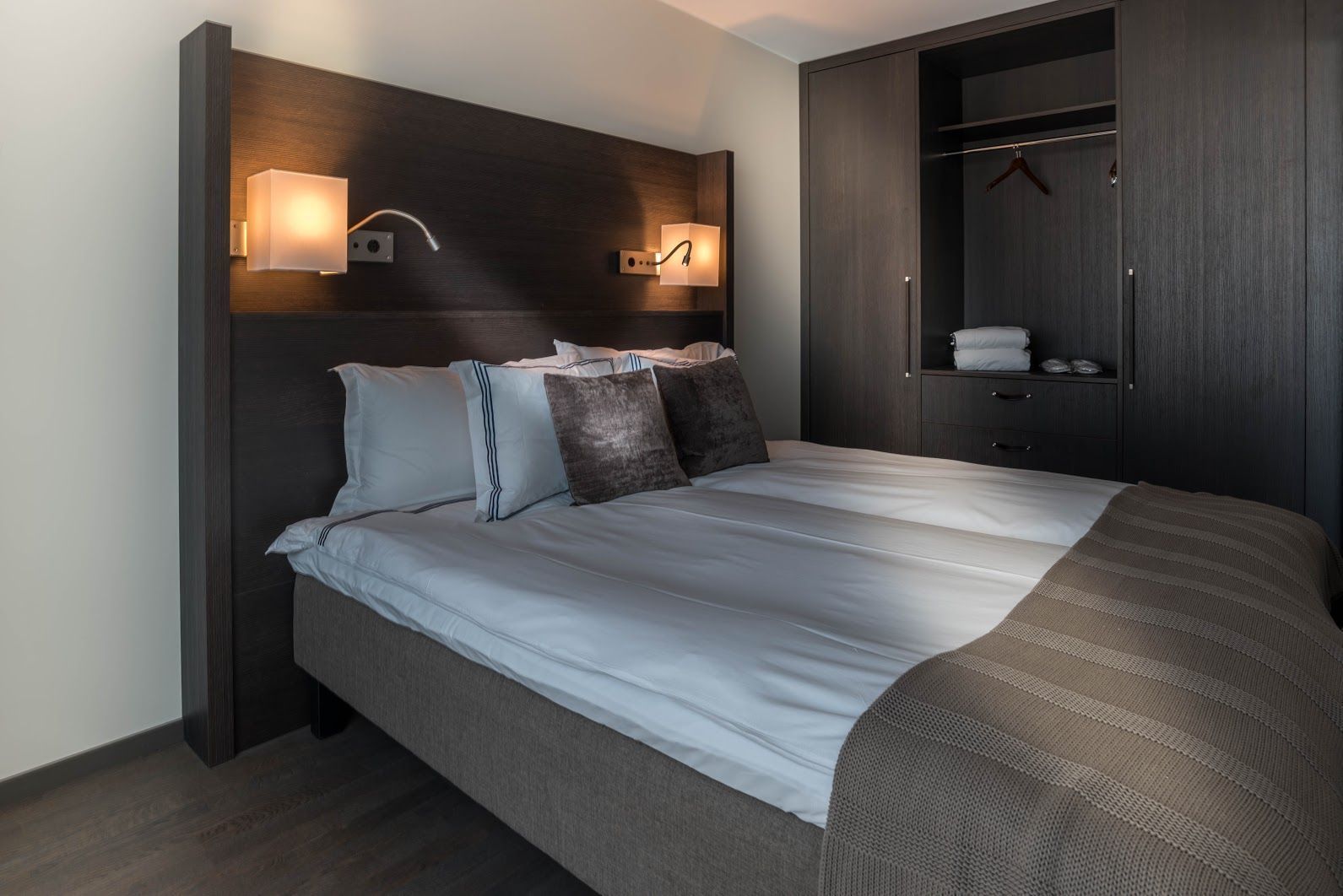 Desk, soundproofing, iron/ironing board, free WiFi