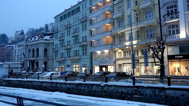 Un hotel de varios pisos con balcones, una entrada visible y un escaparate que dice "THALIA".