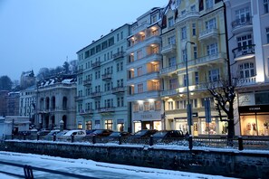 Front of property – evening/night - Thalia (Karlovy Vary)