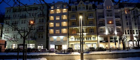 Vista frontal de la propiedad