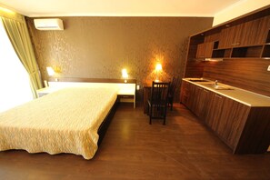 In-room safe, WiFi, bed sheets