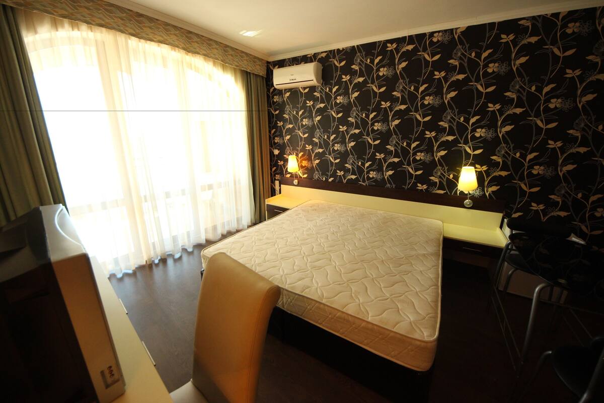 In-room safe, WiFi, bed sheets