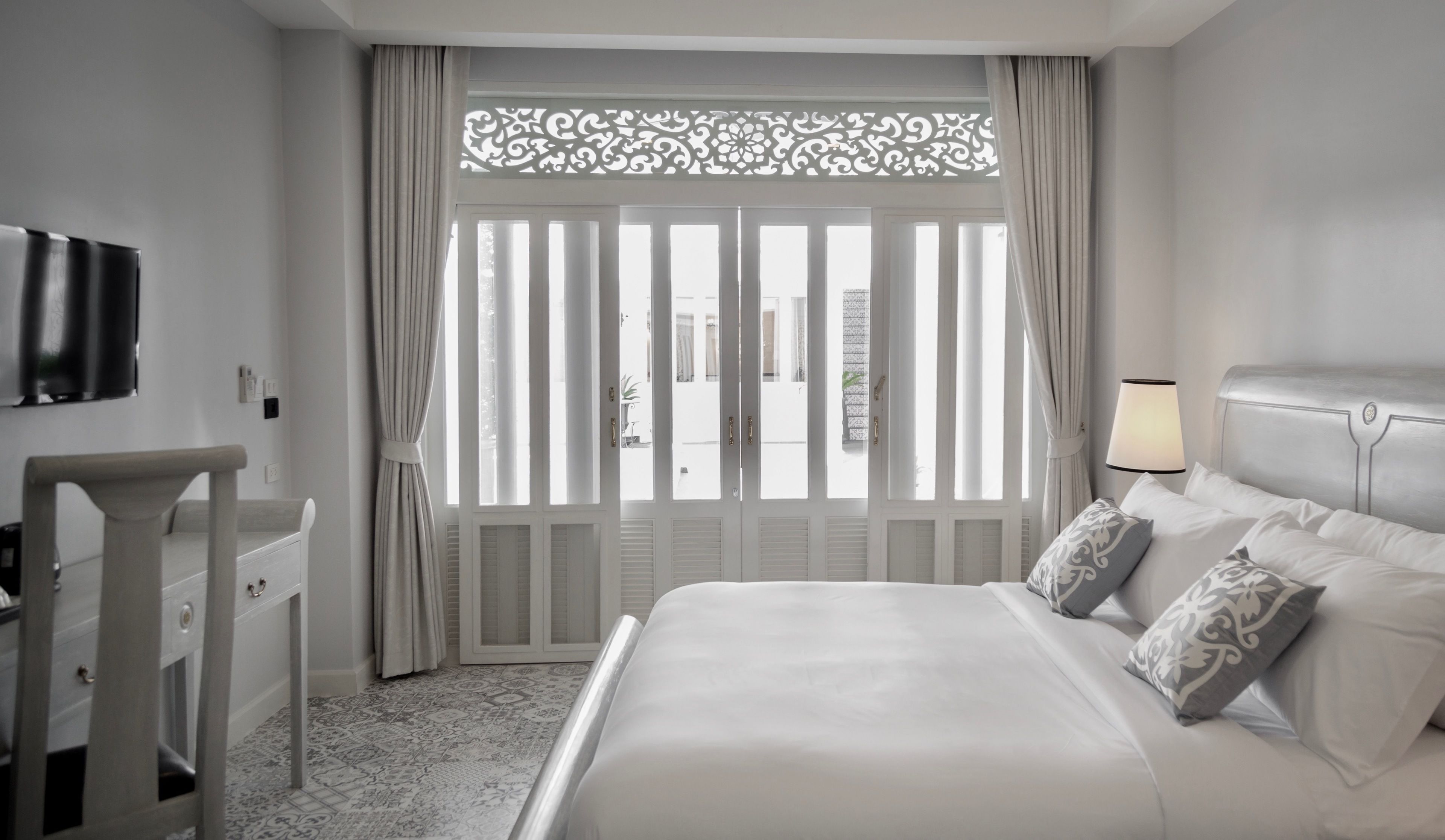 Grand Deluxe Double Bed with Pool View | 迷你吧贈品、房內夾萬、手提電腦工作空間、熨斗/熨衫板