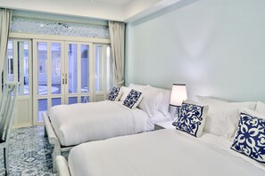 Deluxe Queen Twin Bed Pool View | Articles gratuits dans le mini-bar, coffres-forts dans les chambres