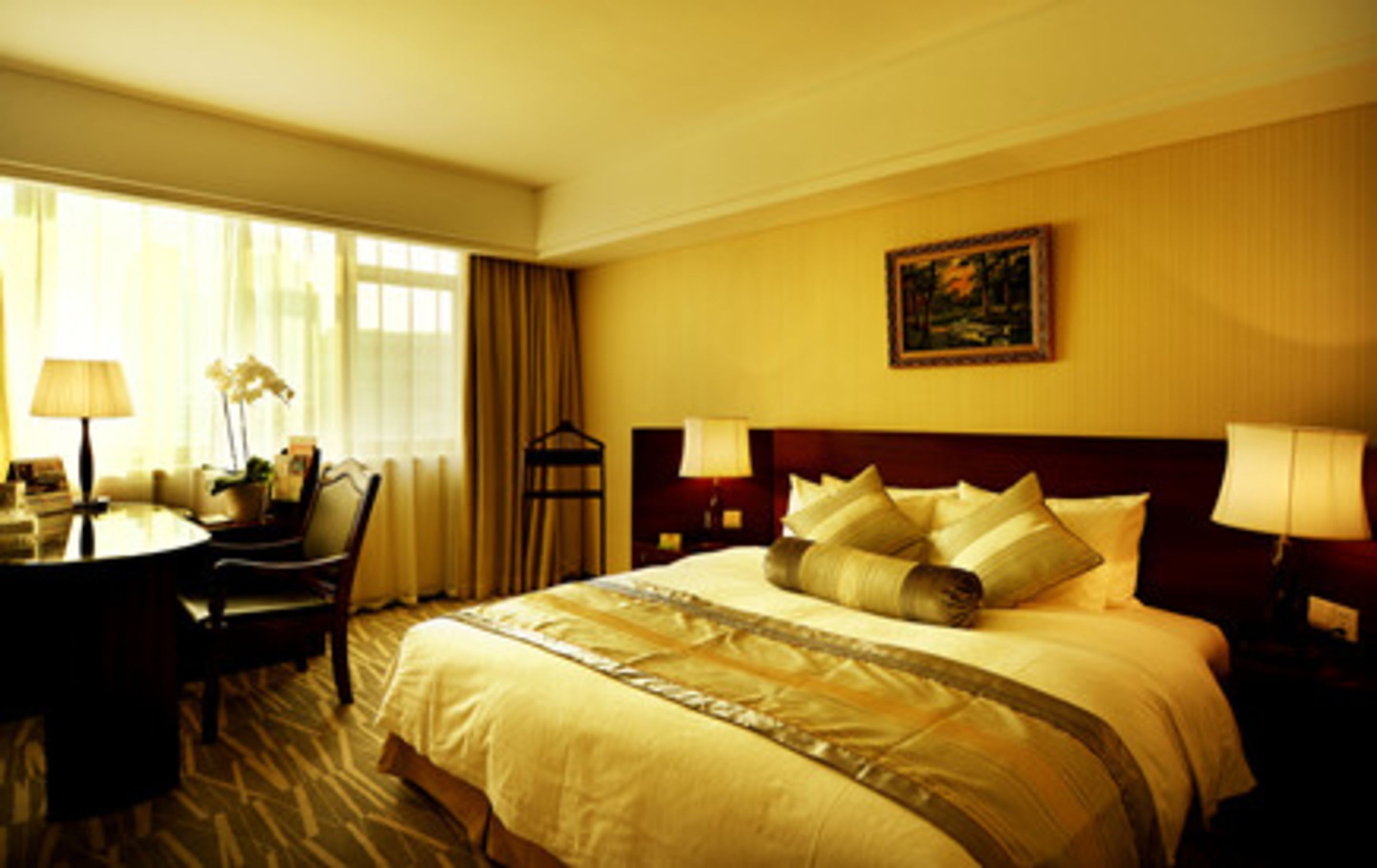 business deluxe king room | premium bedding, minibar, in-room safe, desk