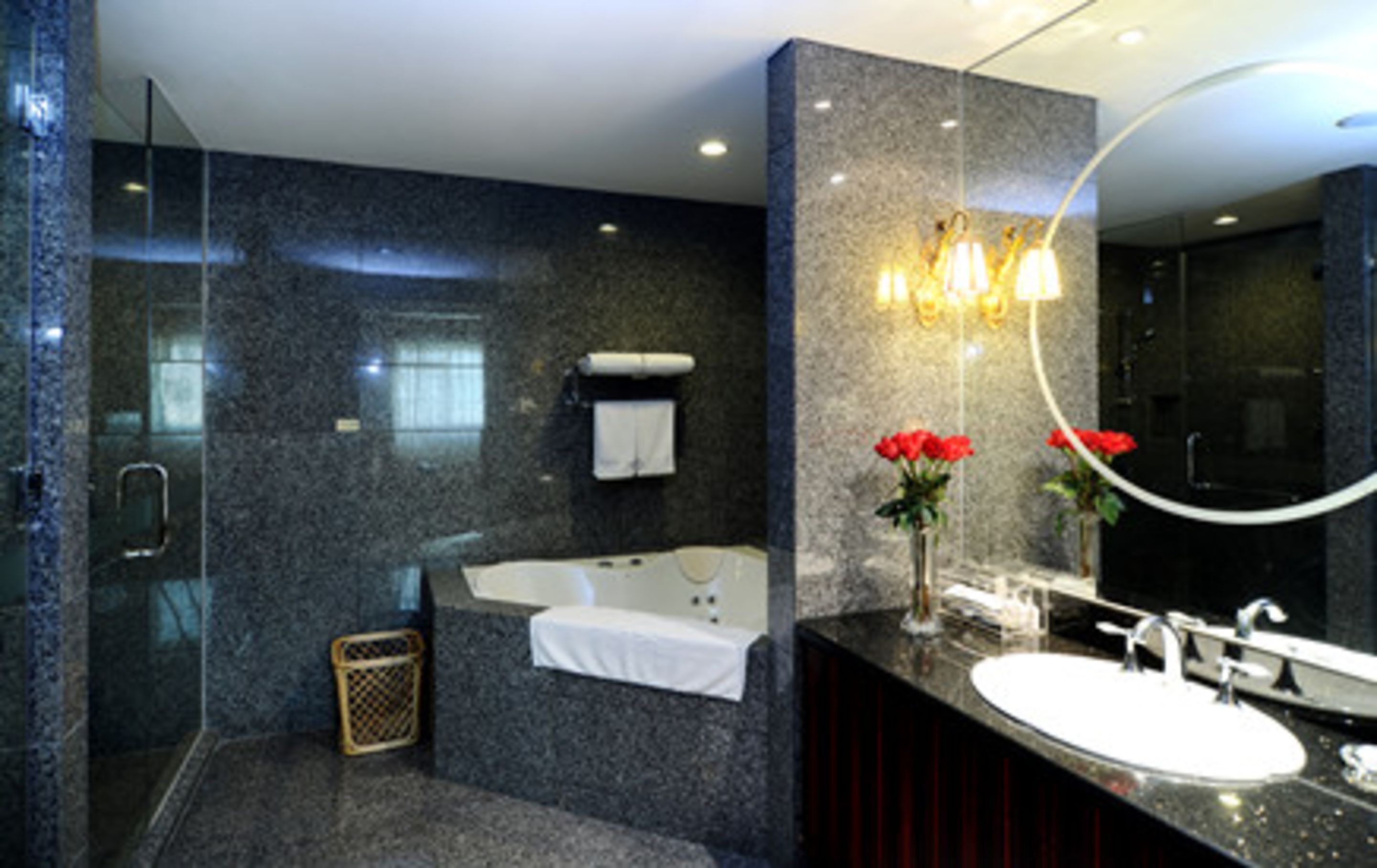 sovereign deluxe suite | bathroom | free toiletries, hair dryer, bathrobes, slippers
