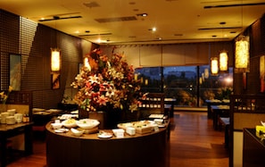 2 restaurants, breakfast, lunch served; local and international cuisine