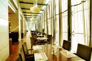 2 restaurantes; se sirven desayunos y cocina local e internacional 