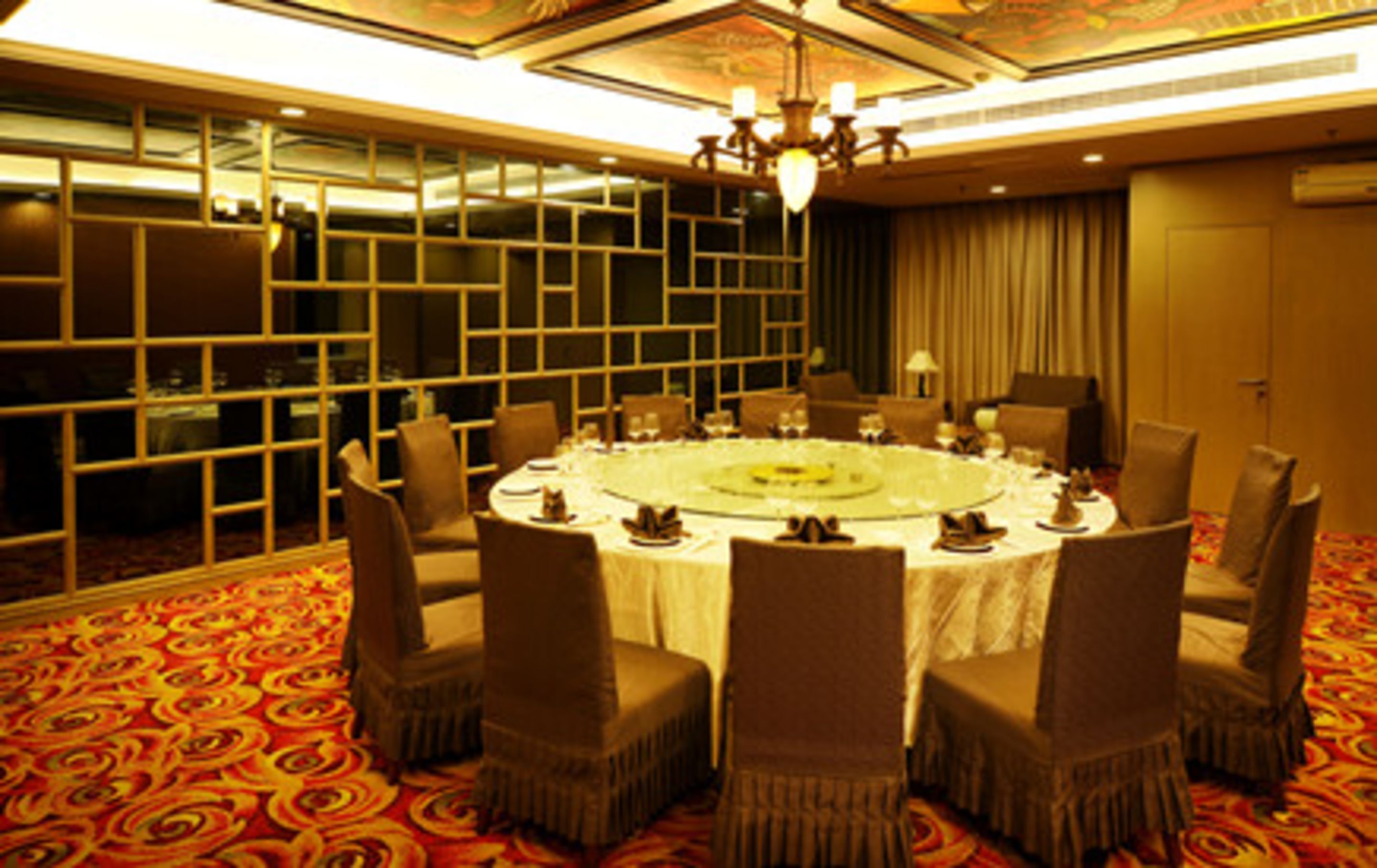 2 restaurants, breakfast, lunch served; local and international cuisine