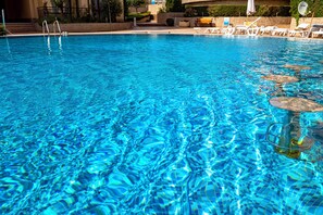 Piscine extérieure en saison