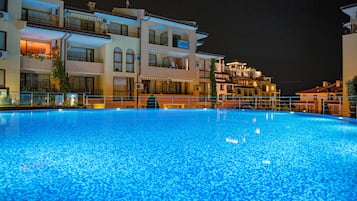 Seasonal outdoor pool