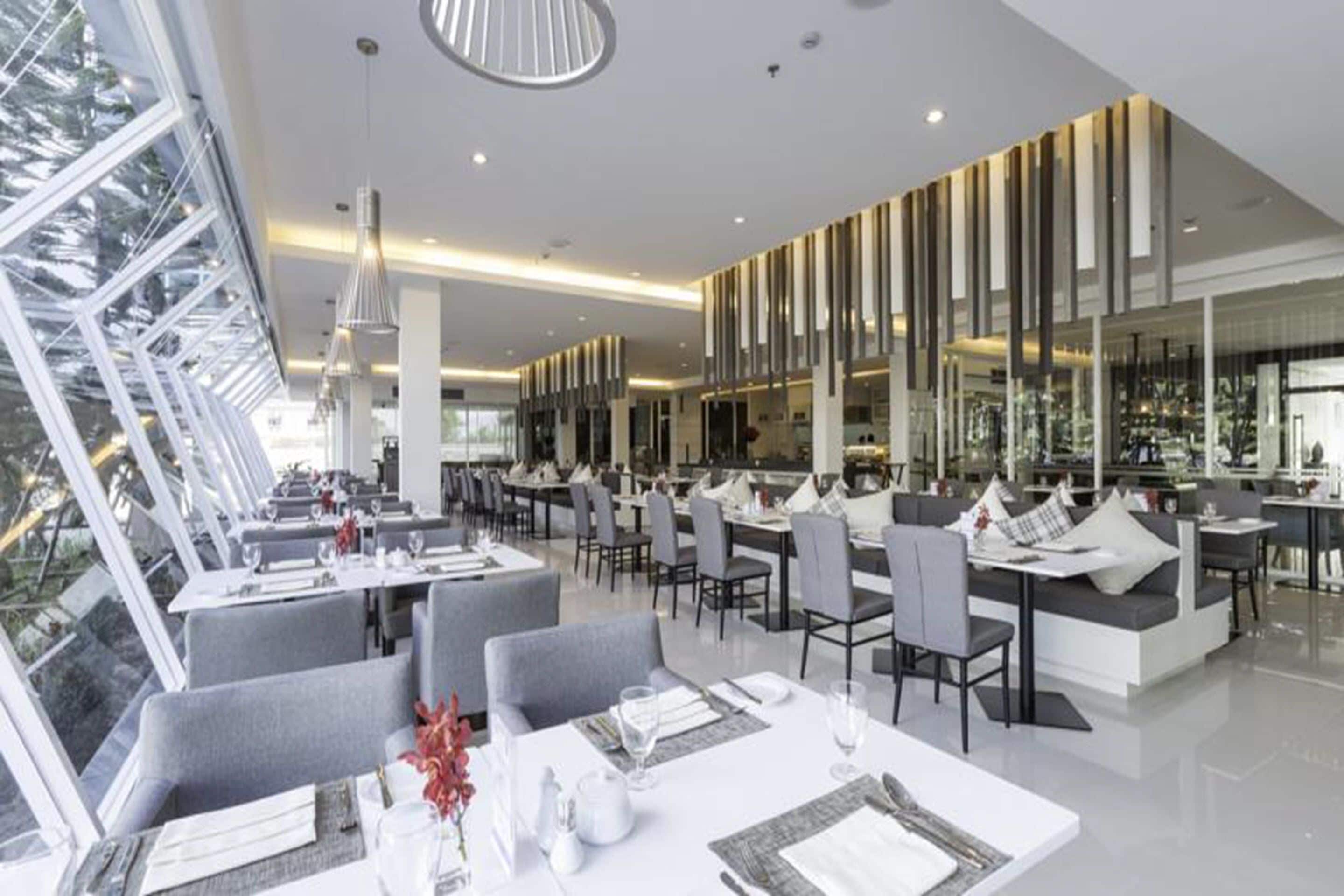 Breakfast, lunch, dinner served; international cuisine 