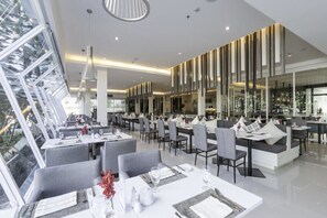 Breakfast, lunch and dinner served - Kantary Hotel & Serviced Apartments Amata, Bangpakong (Chonburi)