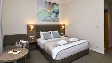 Værelse til 3 personer | Minibar, pengeskab på værelset, skrivebord