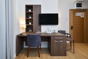 雙人或雙床房 | 迷你吧、客房內保險箱、書桌、筆電工作空間