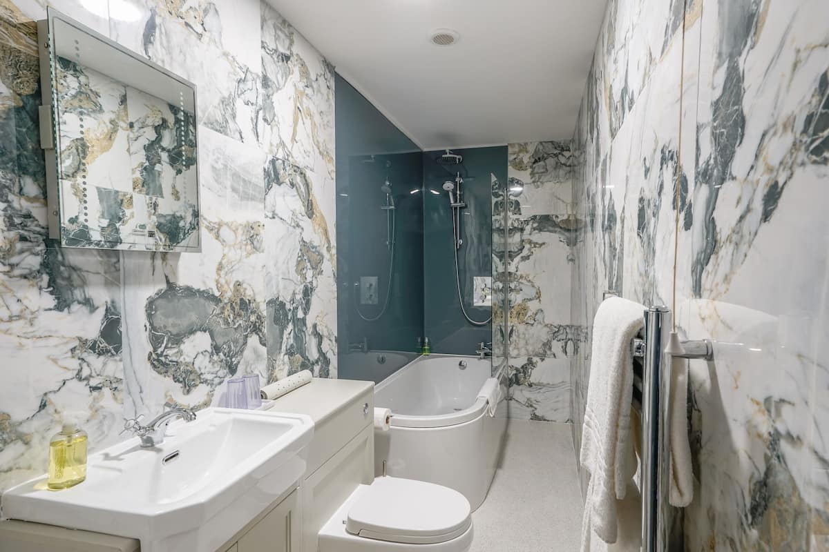 deluxe double room, ensuite | bathroom