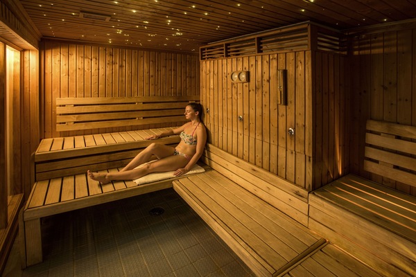 Sauna, hot tub