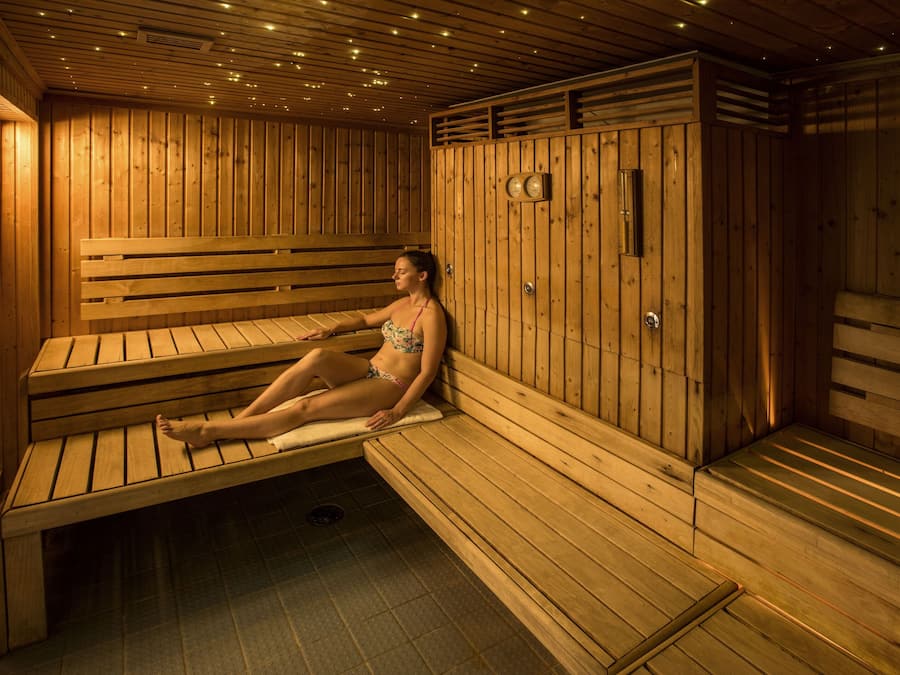 Een sauna, een bubbelbad