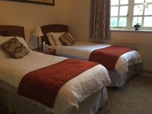 Standard-Zweibettzimmer, mit Bad, Gartenblick