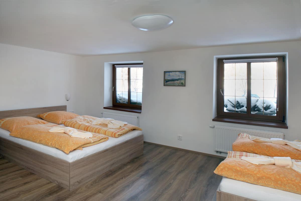Appartement | Een kluis op de kamer, een bureau, geluiddichte muren, gratis babybedden