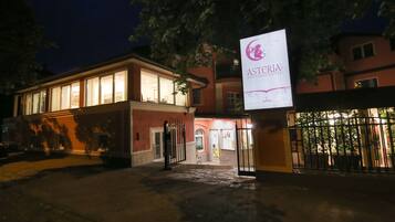Un edificio con un cartello che riporta la scritta "Asteria Boutique Hotel".