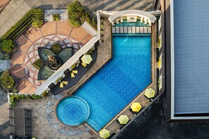 Outdoor pool, pool umbrellas, sun loungers