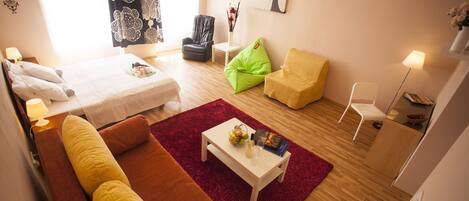 Deluxe-Apartment, 1 Schlafzimmer, Küche | 1 Schlafzimmer, Schreibtisch, Bügeleisen/Bügelbrett, Babybetten