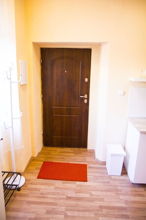 Apartemen Kota, 1 kamar tidur, dapur | 1 kamar tidur, meja kerja, dan setrika/meja setrika