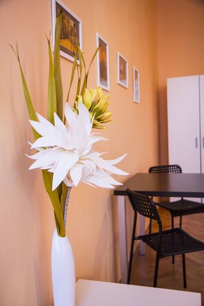 Apartemen Kota, 1 kamar tidur, dapur | 1 kamar tidur, meja kerja, dan setrika/meja setrika