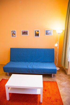 Departamento urbano, 1 habitación, cocina | 1 habitación, escritorio, tabla de planchar con plancha y cunas 