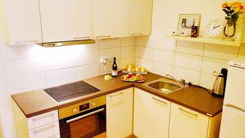 Apartamento conforto, 1 quarto, cozinha | Cozinha americana privada | Geladeira grande, fogão, cooktop, lava-louças