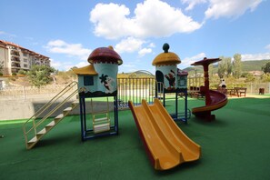 Children's play area - outdoor - Menada Butterfly Apartments (Sunny Beach)