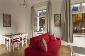 Hypo-allergenic bedding, desk, blackout curtains, iron/ironing board - Three Golden Crowns Apartments (Prague)