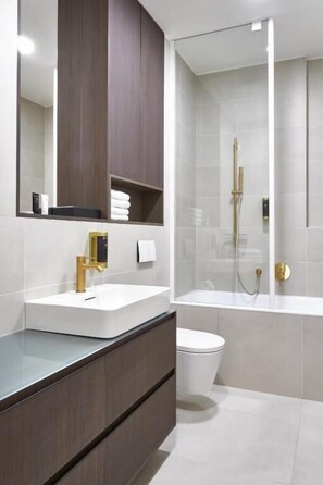  Premium Two-Bedroom Suite with Castle View  | Bathroom | Shower, free toiletries, hair dryer, towels - Three Golden Crowns Apartments (Prague)