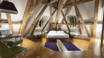 Loft | Biancheria da letto ipoallergenica, una scrivania, tende oscuranti