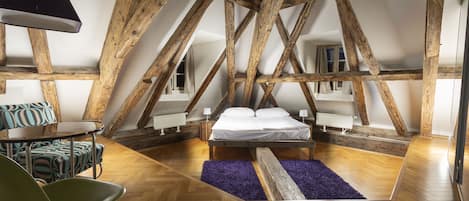 Loft | Roupas de cama antialérgicas, escrivaninha, cortinas blackout