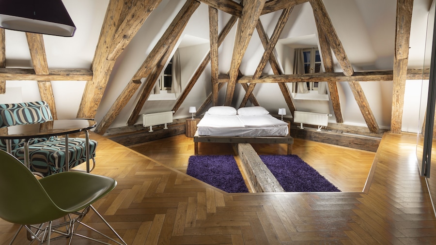 Three Golden Crowns Apartments