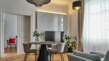 Premium Two-Bedroom Suite with Castle View | Oppholdsrom | Flatskjerm-TV